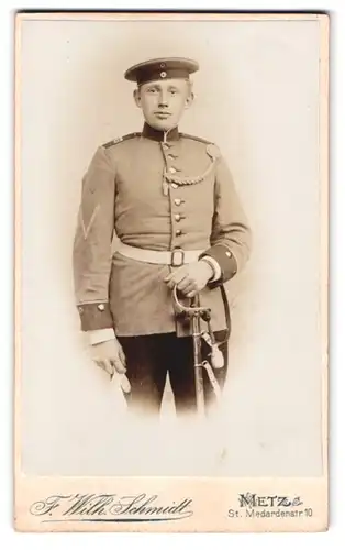 Fotografie F. W. Schmidt, Metz, St. Medardenstr. 10, Portrait Soldat mit Schützenschnur, Ärmelband, Degen m. Portepee