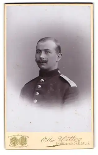 Fotografie Otto Witte, Berlin, Skalitzerstr. 54, Portrait Soldat mit Kaiserbart, Schulterstück Rgt. 11