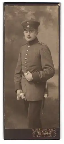 Fotografie Rich. Huth, Bautzen, Portrait Soldat mit Bajonett, Schulterstück Rgt. 103