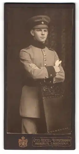 Fotografie Otto Hertel, Freiberg i/S., Erbischerstr. 11, Portrait junger Soldat, Schulterstück Einjährig Freiwilliger