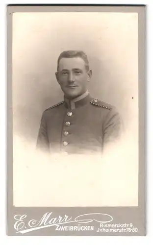 Fotografie E. Marr, Zweibrücken, Bismarckstr. 9, Portrait Soldat, Schulterstück Einjährig Freiwilliger