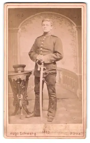 Fotografie Hugo Schwerg, Pirna, ggb. der kath. Kirche, Portrait Soldat, Degen mit Portepee