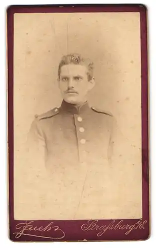 Fotografie Julius Fuchs, Strassburg i/E., Schreiberstubgasse 6, Portrait junger Soldat in Ausgehuniform