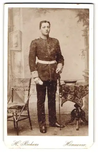 Fotografie H. Richers, Hannover, Cellerstr. 146, Portrait Soldat mit Degen in Händen