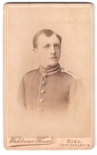 Fotografie Waldemar Renard, Kiel, Sophienblatt 18, Portrait Soldat der Infanterie, Schulterstück Einjährig Freiwilliger