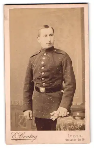 Fotografie E. Contag, Leipzig, Dresdner Str. 16, Portrait Soldat in Ausgehuniform, Schulterstück Rgt. 134