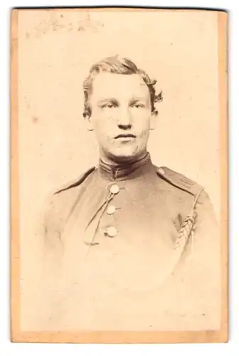 Fotografie Hermann Ehrlich, Plauen, Portrait Soldat der Infanterie, Fangschnur und Kordel an der Uniform