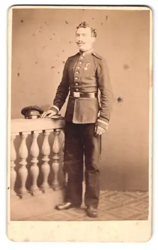 Fotografie C. Goebel, Glauchau, Theaterlokal, Portrait Soldat mit Orden an der Uniform