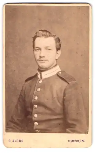 Fotografie C. Albus, Dresden, Ziegelgasse 45, Portrait Soldat der Garde