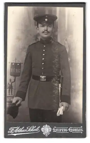 Fotografie F. Arthur Schule, Leipzig-Gohlis, Planitzstr. 15, Portrait Soldat in Ausgehuniform, kleines Banner Rgt. 107