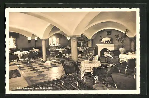 AK Gmund / Tegernsee, Gasthaus Schwärzenbach, Innenansicht