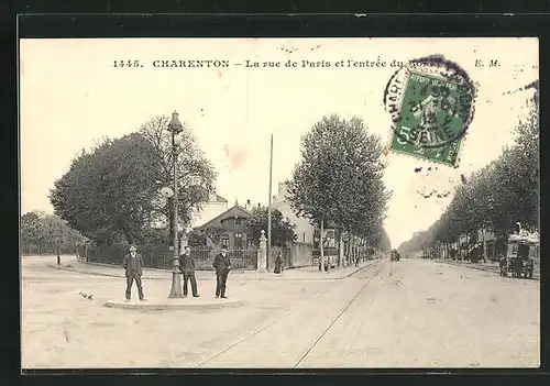 AK Charenton, la rue de Paris et l'entree du Bois