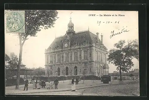 AK Ivry-sur-Seine, la Mairie et la Place