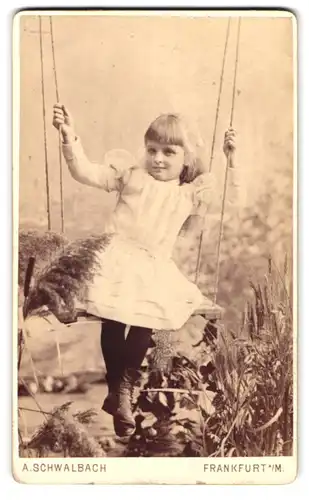Fotografie A. Schwalbach, Frankfurt a. M., Zeil 46, junges Mädchen im weissen Kleid auf der Schaukel