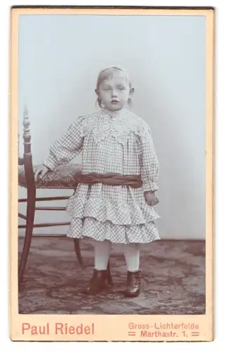 Fotografie Paul Riedel, Gross-Lichterfelde, Marthastrasse 1, kleines Mädchen im karierten Kleid