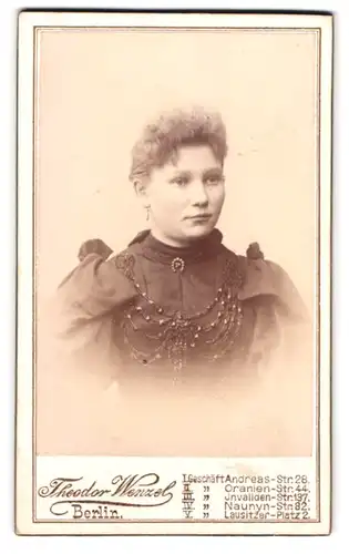 Fotografie Theodor Wenzel, Berlin, Andreas Strasse 28, junge Frau im schwarzen Kleid und Ohrringen