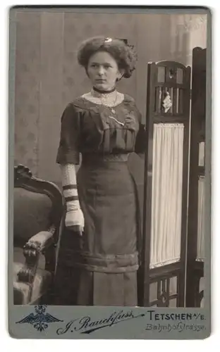 Fotografie I. Rauchfuss, Tetschen a. E., Bahnhofstrasse, elegante Dame mit hochgesteckter Frisur