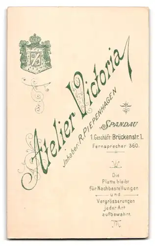 Fotografie Atelier Victoria, Spandau, Brückenstrasse 1, hübsche Frau mit Blumenstrauss