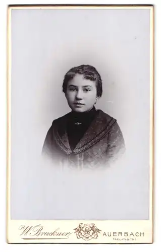 Fotografie W. Bruckner, Auerbach, Neumarkt, junges Mädchen mit kurzem Haar