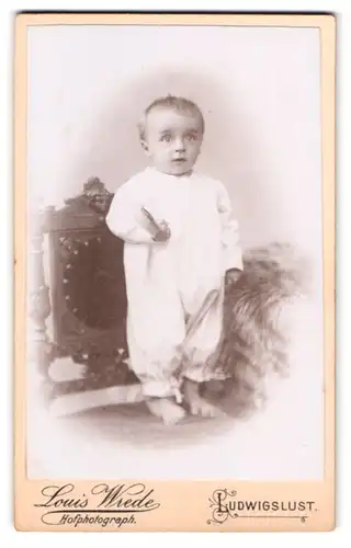 Fotografie Louis Wrede, Ludwigslust, Schweriner Strasse 26 & 28, kleiner Junge mit Bürste in der Hand