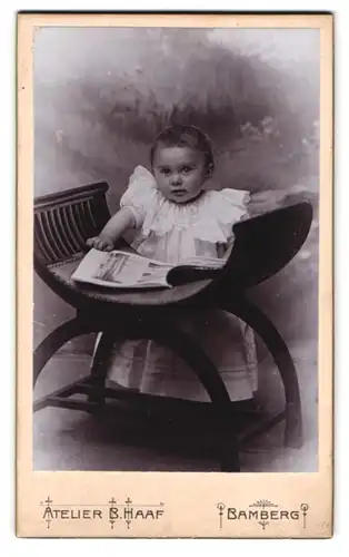 Fotografie Atelier B. Haaf, Bamberg, Kleberstrasse 1, Portrait kleines Mädchen mit Zeitung