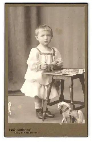 Fotografie Ferd. Urbahns, Kiel, Schlossgarten 17, kleines Mädchen mit Spielzeug