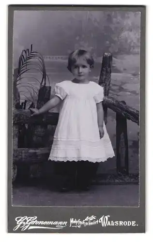 Fotografie G. Gronemann, Walsrode, kleines Mädchen im weissen Kleid