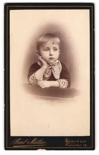 Fotografie Paul Müller, Berlin S. W., Planufer 19, kleiner Junge mit gelangweiltem Blick