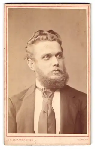 Fotografie J. C. Schaarwächter, Berlin, Friedrich-Strasse 190, Portrait stattlicher Herr im Anzug mit Backenbart
