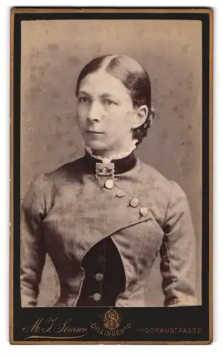 Fotografie M. J. Simson, Dillingen a. D., Donaustrasse, Portrait junge Dame im Kleid mit Kragenbrosche