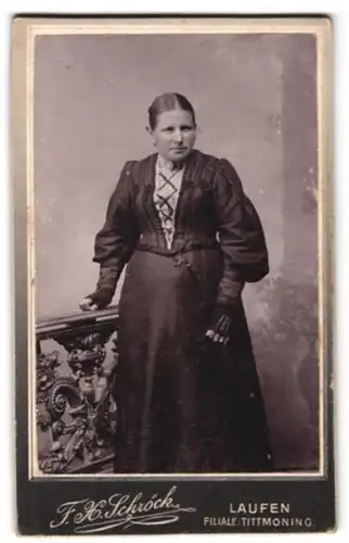 Fotografie F. X. Schröck, Laufen, Bezirksamtsgasse, Portrait junge Dame in zeitgenössischer Kleidung