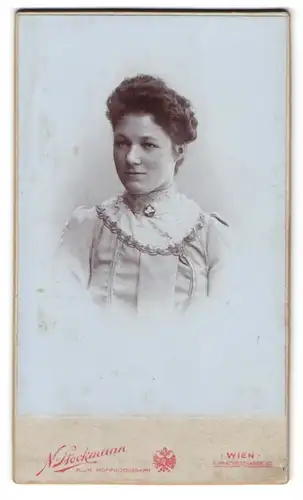 Fotografie N. Stockmann, Wien, Praterstrasse 10, Portrait junge Dame im Kleid