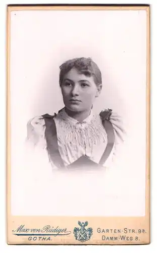 Fotografie Max von Rüdiger, Gotha, Garten-Strasse 9 a, Portrait junge Dame mit zurückgebundenem Haar