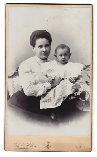 Fotografie Joh. E. Hahn, Wien, Mariahilferstrasse 105, Portrait bürgerliche Dame mit einem Kleinkind