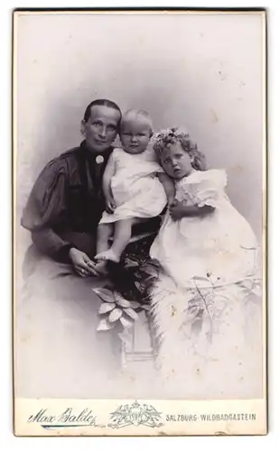 Fotografie Max Balde, Salzburg-Wildbadgastein, Portrait bürgerliche Dame mit kleinem Mädchen und Kleinkind