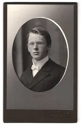 Fotografie C. Pflanz, Linz, Brustportrait junger Mann im Anzug mit Brille