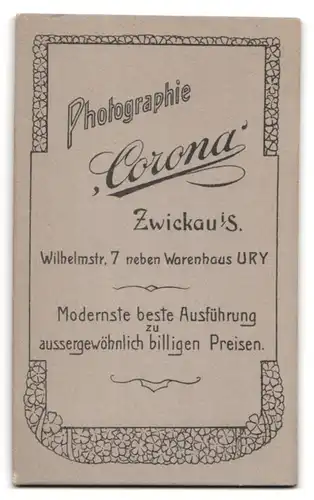 Fotografie Corona, Zwickau i /S., Wilhelmstrasse 7, Portrait junge Dame im Kleid mit Spitzenkragen