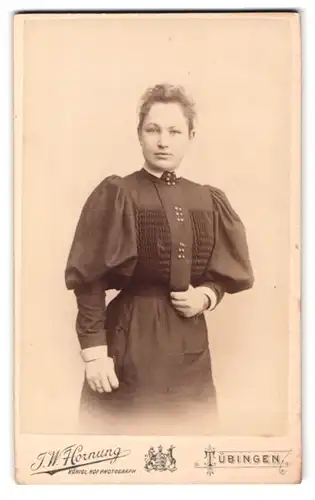 Fotografie J. W. Hornung, Tübingen, Uhlandstrasse 11, Portrait junge Dame im modischen Kleid