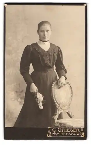 Fotografie C. Grieser, Beeskow, Berlinerstrasse 21, Portrait junge Dame im hübschen Kleid