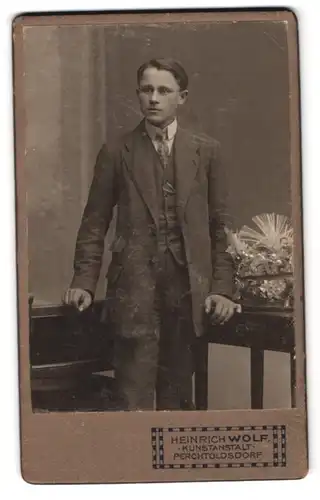 Fotografie Heinrich Wolf, Perchtoldsdorf, Hochstrasse 1, Portrait junger Mann in modischer Kleidung
