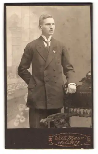 Fotografie Wilh. Mann, Salzburg, Portrait junger Herr in modischer Kleidung