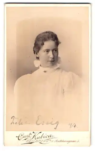 Fotografie Curt Kubica, Heilbronn a. N., Rathausgasse 5, Portrait junge Dame im weissen Kleid