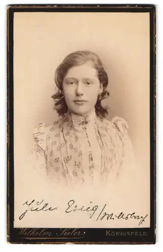 Fotografie Wilhelm Seiler, Königsfeld /Baden, Portrait junge Dame im modischen Kleid
