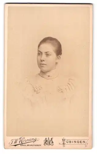 Fotografie J. W. Hornung, Tübingen, Uhlandstrasse 11, Portrait junge Dame mit zurückgebundenem Haar