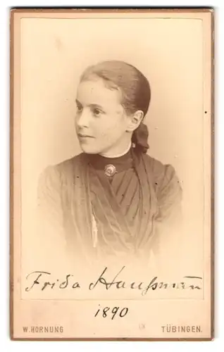 Fotografie W. Hornung, Tübingen, Uhlandstrasse 11, Portrait junge Dame im Kleid mit Kragenbrosche