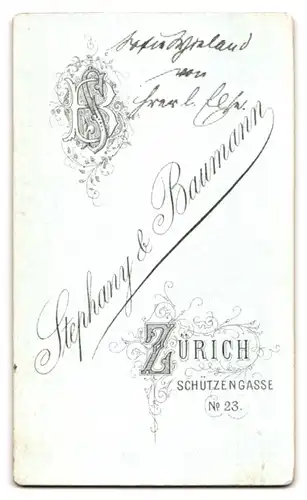 Fotografie Stephany & Baumann, Zürich, Portrait junge Dame mit Kragenbrosche und Halskette