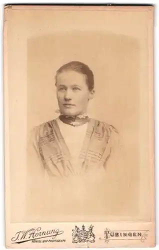 Fotografie J. W. Hornung, Tübingen, Uhlandstrasse 11, Portrait junge Dame mit zurückgebundenem Haar