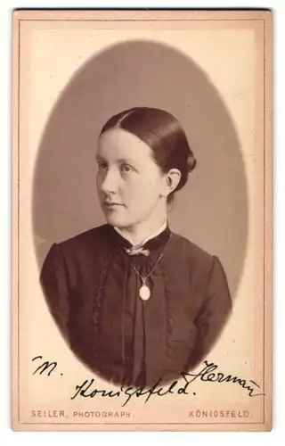 Fotografie Seiler, Königsfeld /Baden, Portrait junge Dame mit Medaillon