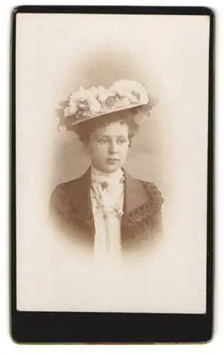 Fotografie unbekannter Fotograf und Ort, Portrait junge Dame mit Hut und Kragenbrosche