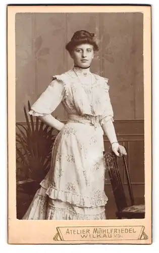 Fotografie Atelier Mühlfriedel, Wilkau i /S., Portrait junge Dame im geblümten Kleid